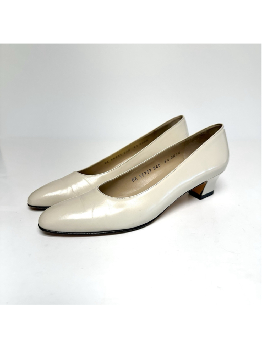 Vtg Salvatore Ferragamo Cream Leather Low Heel Pumps W Size 6.5 AAAA Narrow - Picture 4 of 16